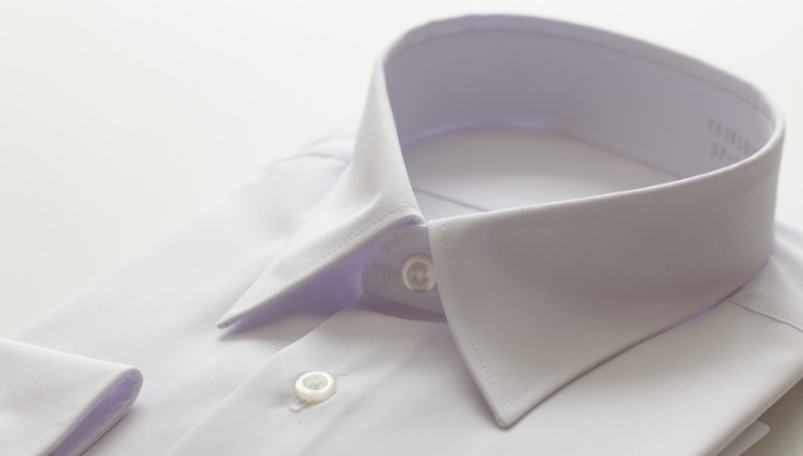 come far tornare bianca una camicia ingiallita