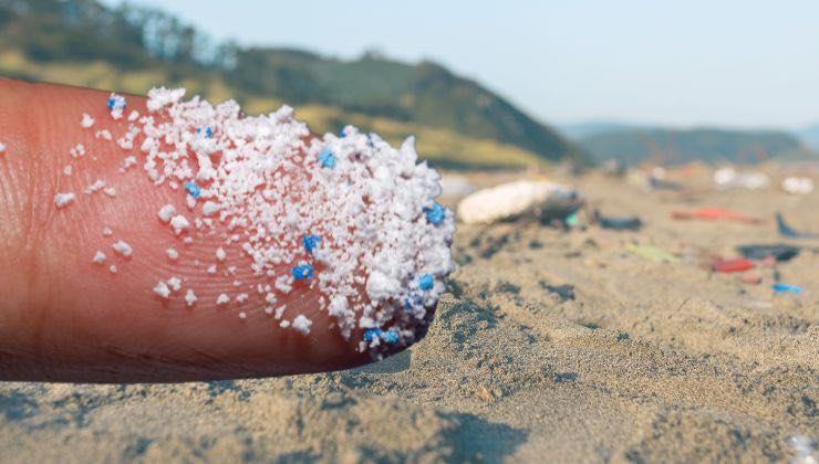 le microplastiche invadono le spiagge