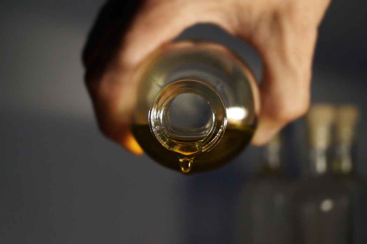 Pulire bottiglie di olio