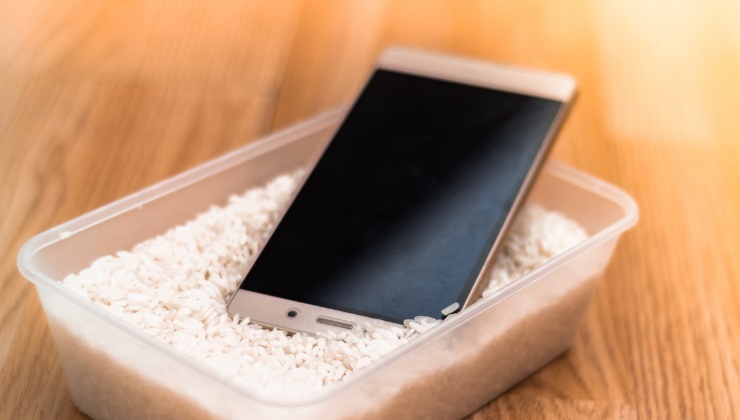 se ti è finito il cellulare in acqua devi metterlo nel riso?