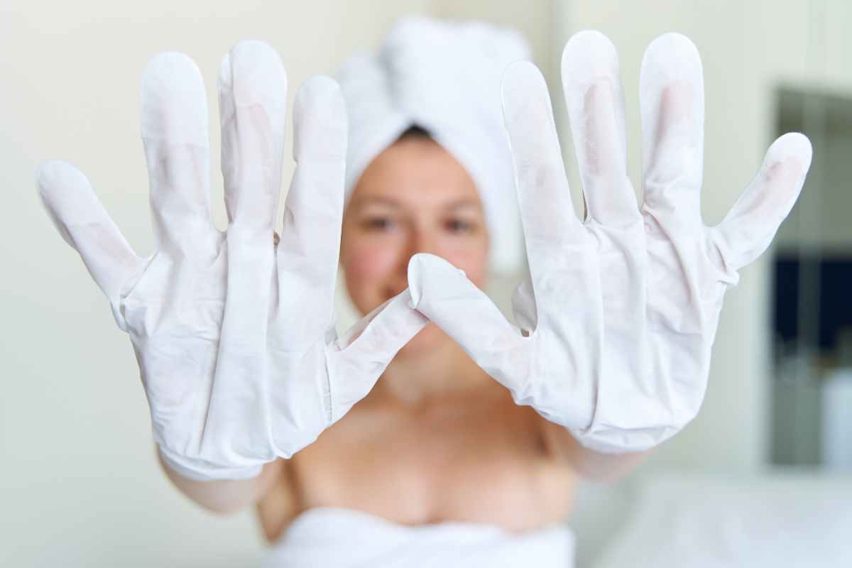 rigenerare la pelle delle mani grazie all'uso dei guanti