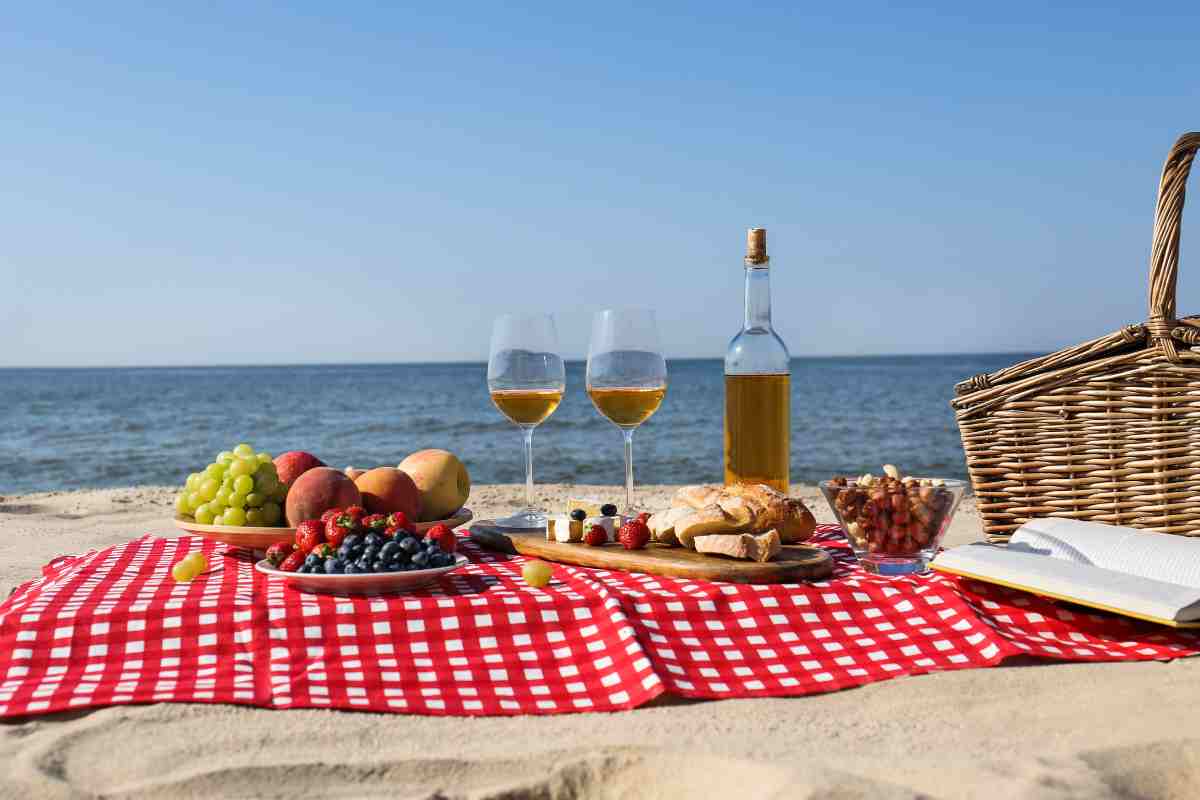 puoi portare il cibo in spiaggia: legale o illegale?
