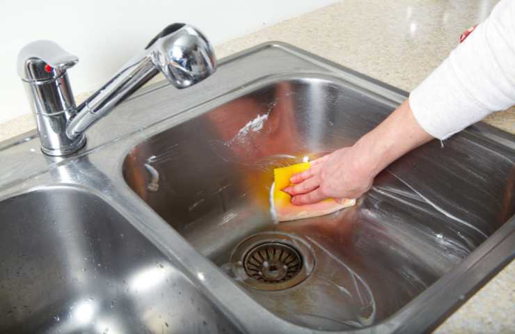 eliminare cattivo odore dal lavello con ingredienti naturali
