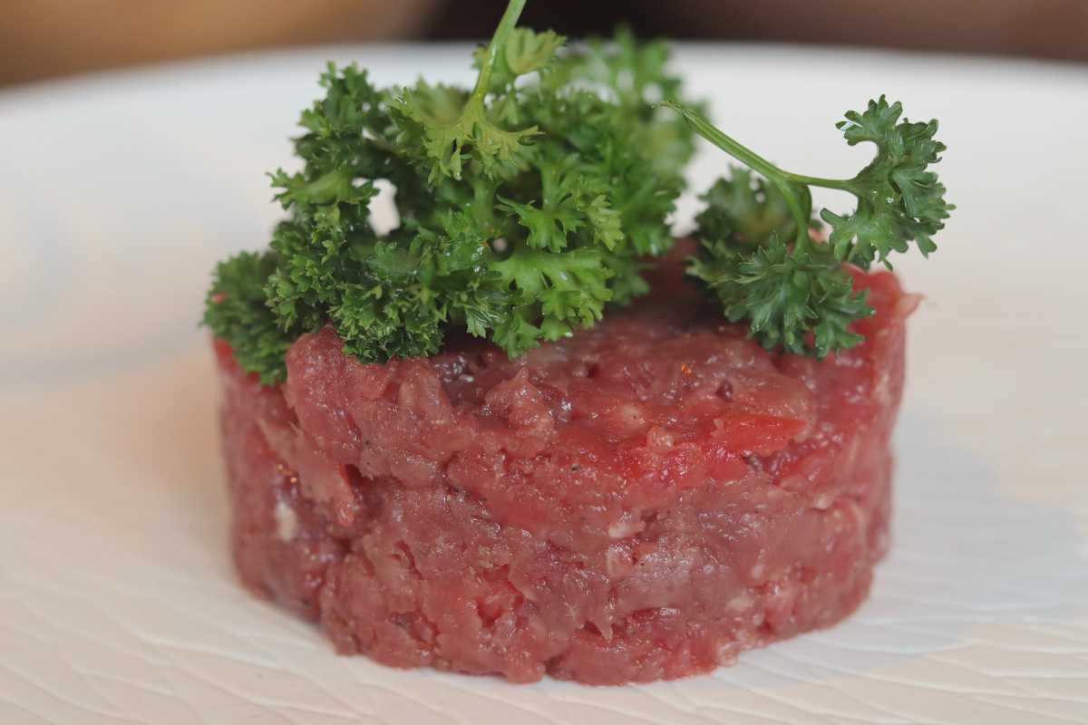 Strana tartare servita al ristorante