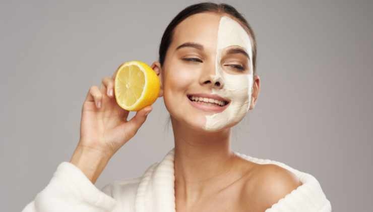 il limone aiuta a combattere l'acne donando acidità alla pelle