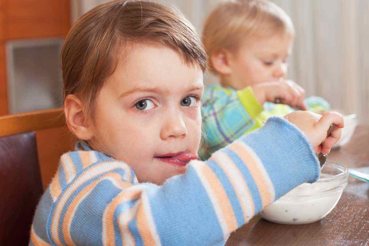 bambina che mangia yogurt evitare quello proteico