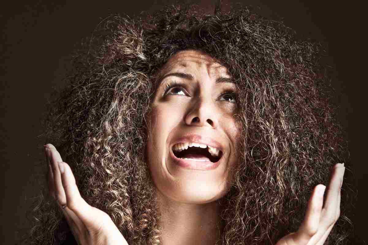 esiste un rimedio naturale per i capelli crespi
