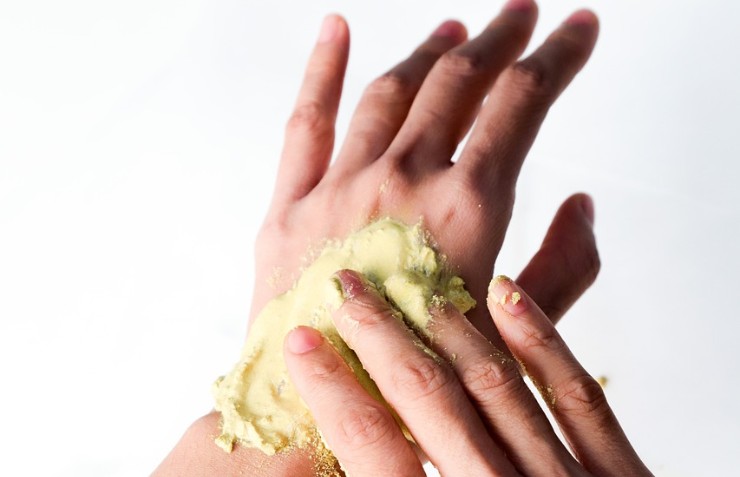 scrub mani macchie bianche
