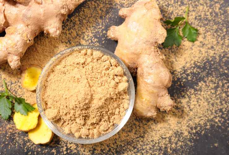 il rimedio naturale per i capelli crespi è lo zenzero
