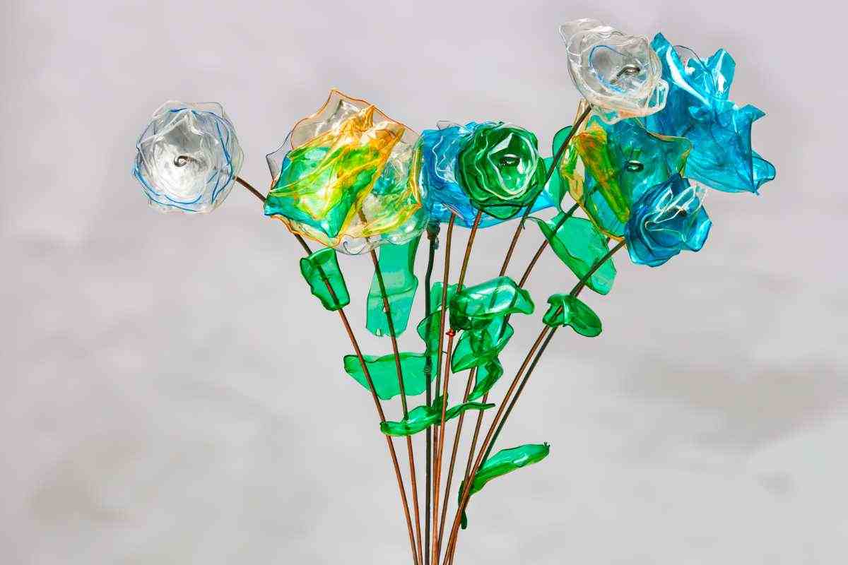 Fiori di plastica realizzati col riciclo creativo