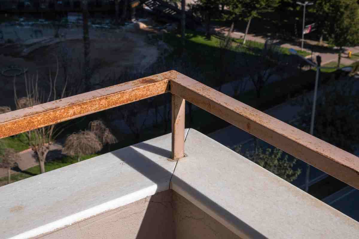 Con la pioggia aumenta la ruggine sul balcone