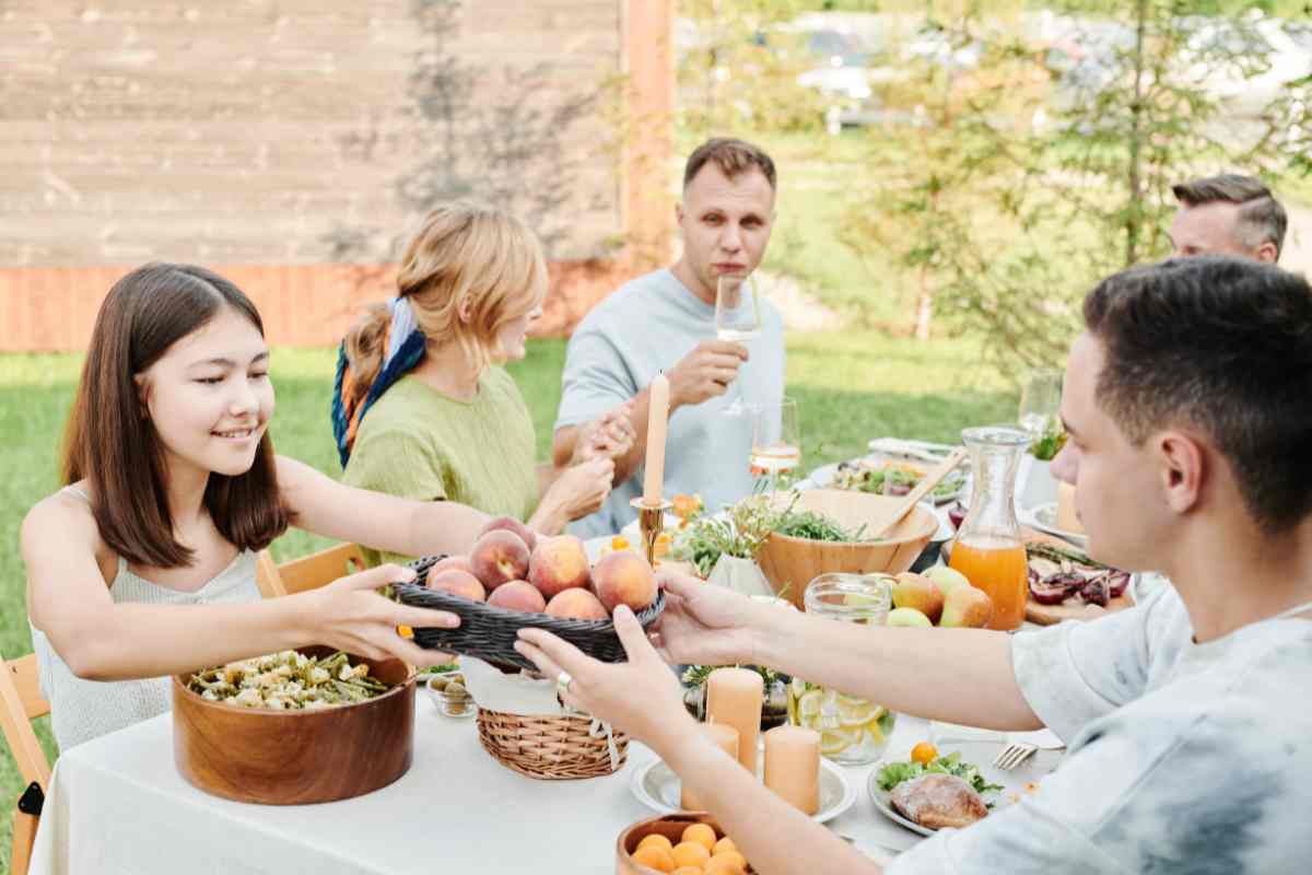 non bere mai mentre mangi: ecco perché