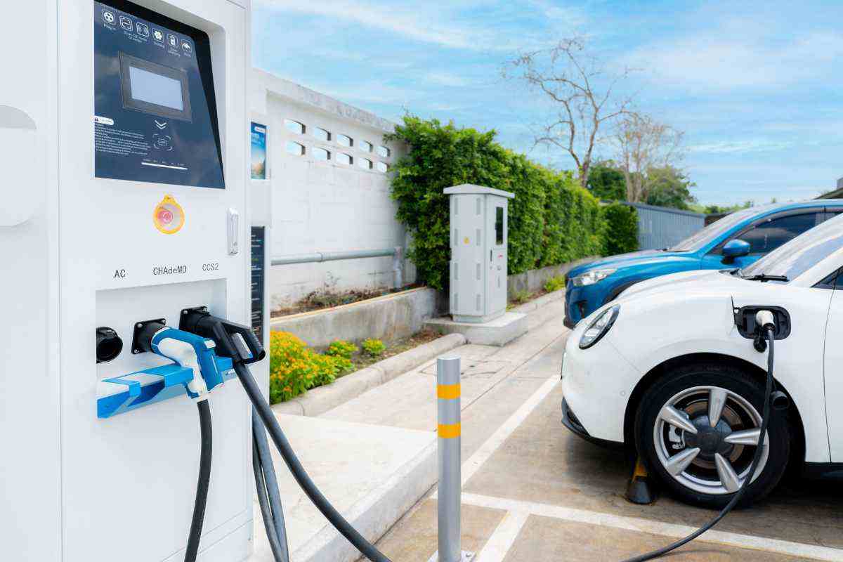 ricarica elettrica auto a colonnina