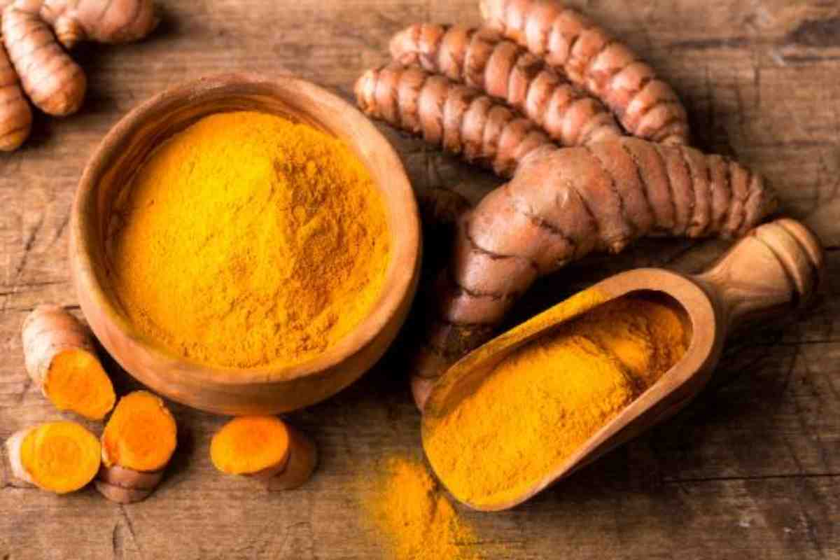 proprietà benefiche curcuma e ricetta latte d'oro
