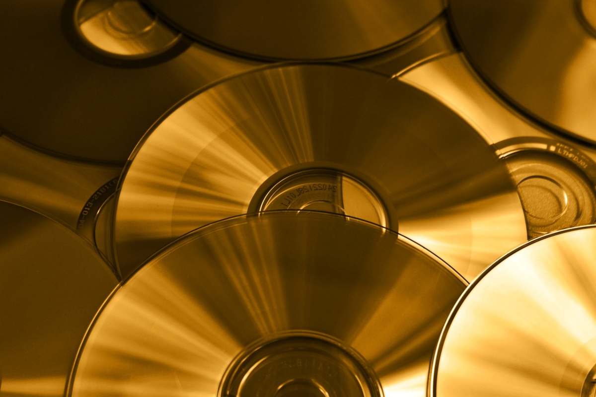 ¿Tiene DVD viejos que ocupan espacio?  Reciclalos de esta forma para que tu hogar sea muy elegante y luminoso.