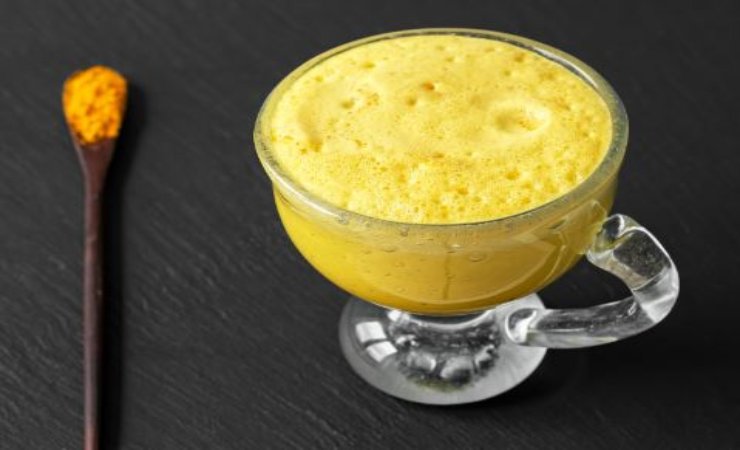 proprietà benefiche curcuma e ricetta latte d'oro