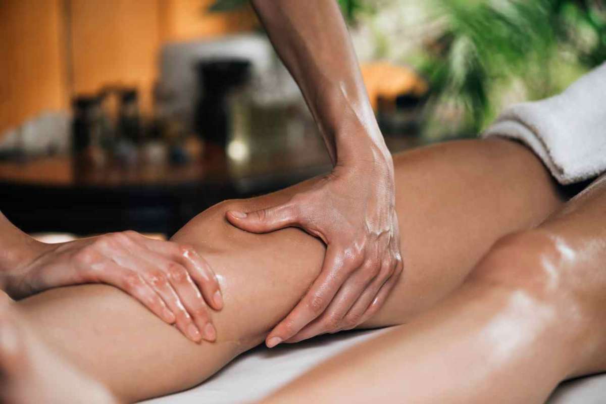 massaggio alle gambe per alleviare dolore