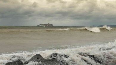 Le onde enormi mettono in pericolo la nave da crociera