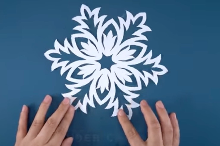 Fiocco di neve di carta, come costruirlo a mano per decorazione natalizia