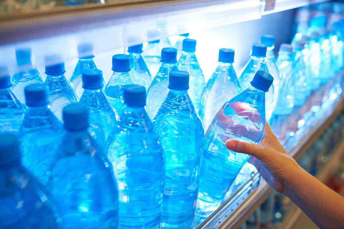 bere acqua in bottiglia conviene