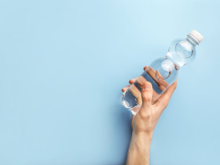 trucchetto bottiglia d'acqua frigorifero