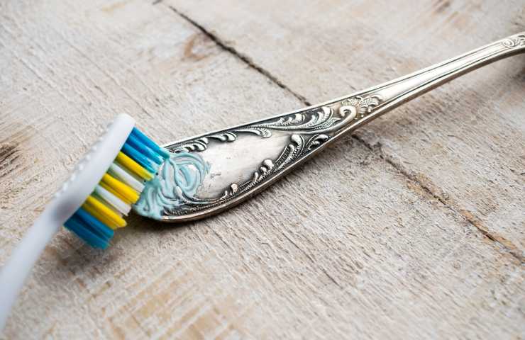 dentifricio pulire argenteria