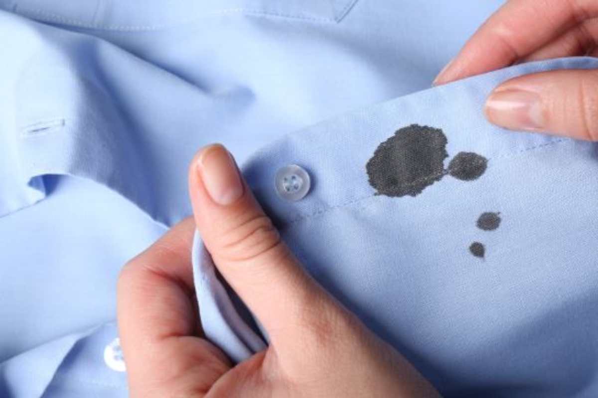 eliminare macchie fondotinta dai vestiti