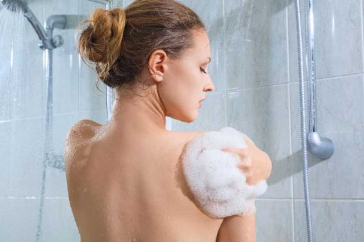 errore sotto la doccia che può danneggiare la pelle