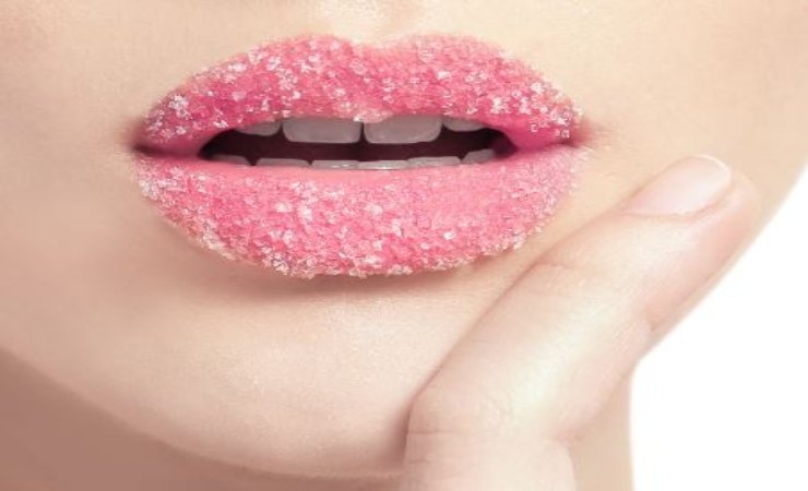 volumiazzare le labbra con uno scrub naturale