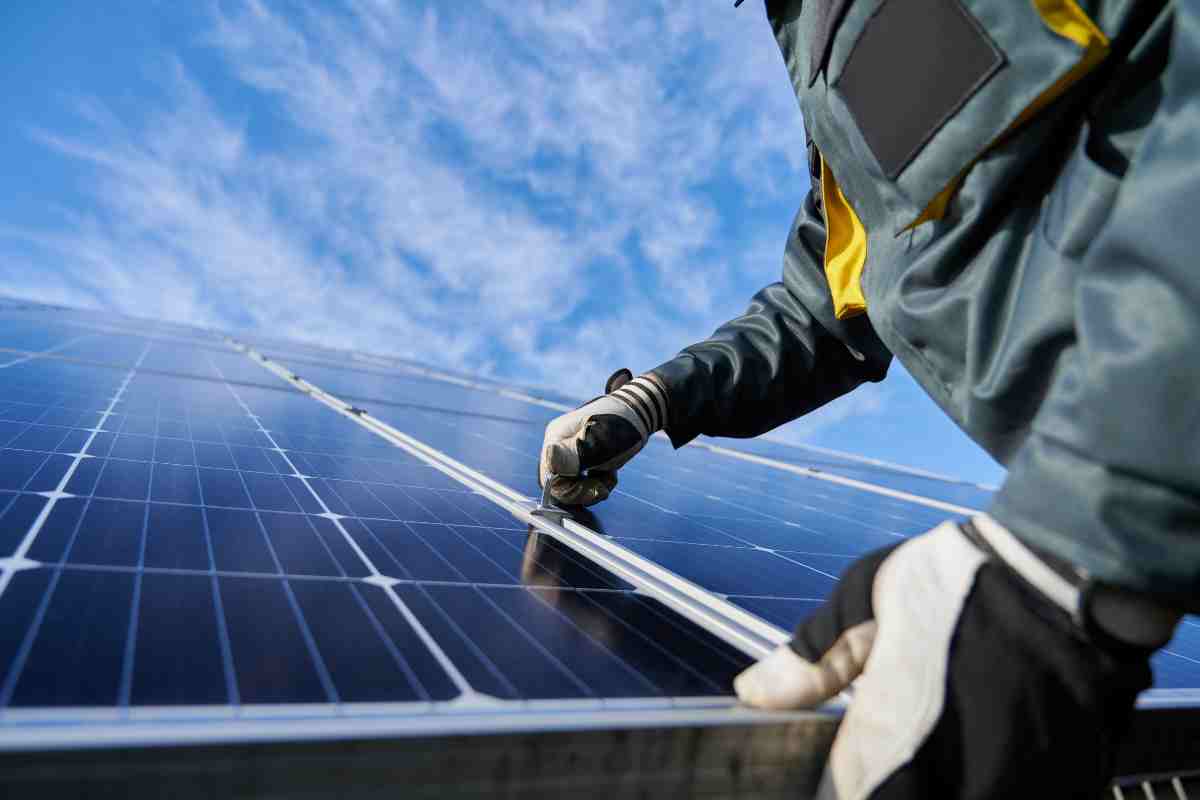 Pannelli solari: il rivoluzionario sistema di pulizia che riesce ad  aumentarne anche la resa oltre il 13% - greenMe