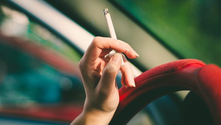 Cosa dice la legge sul fumare in auto