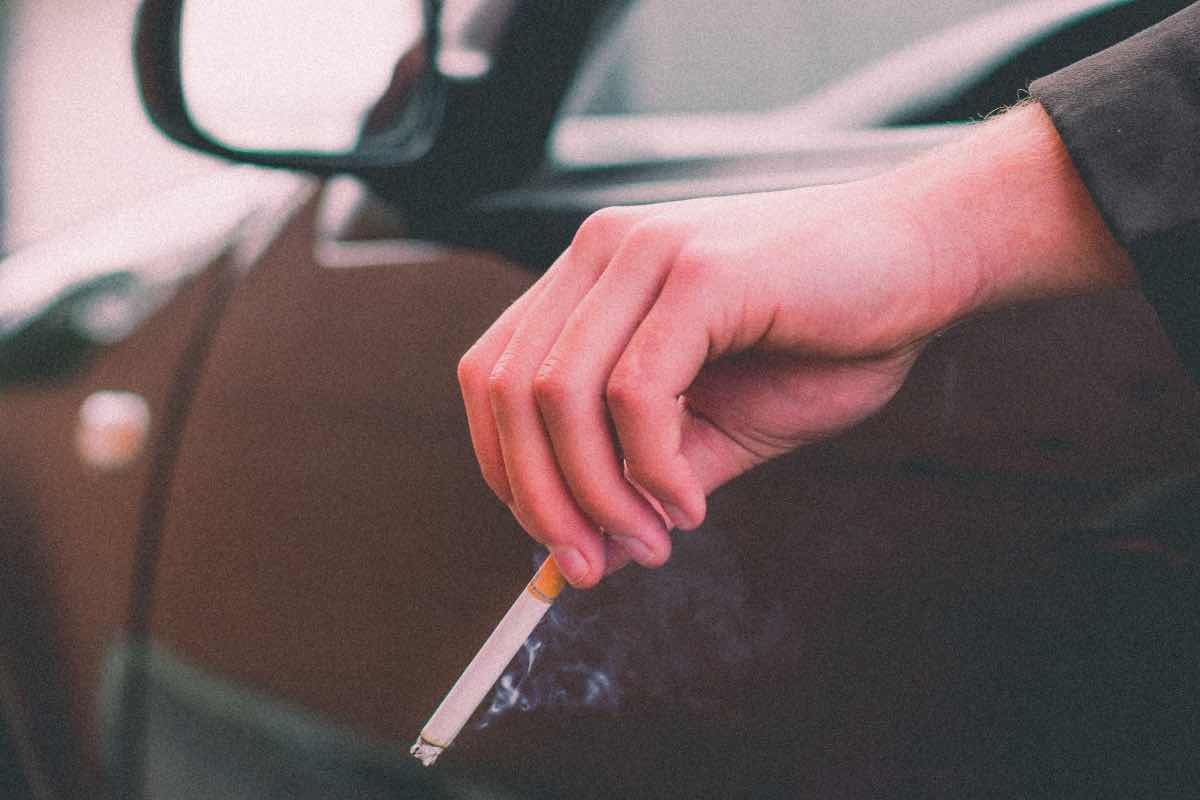 Fumare in auto è vietato? Cosa dice la legge