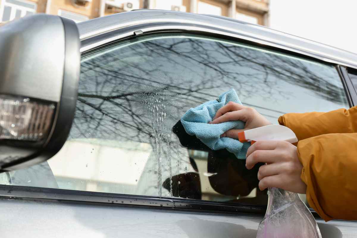 I vetri dell'auto non si puliscono come quelli di casa: la svolta
