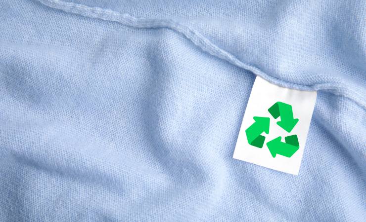 metodo ecologico per risolvere il problema del riciclo dei vestiti usati