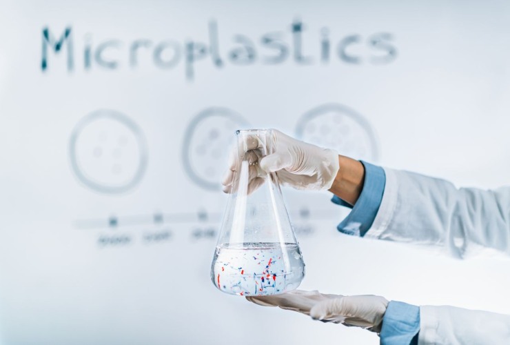 Microplastiche nell'acqua in bottiglia lo studio preoccupante