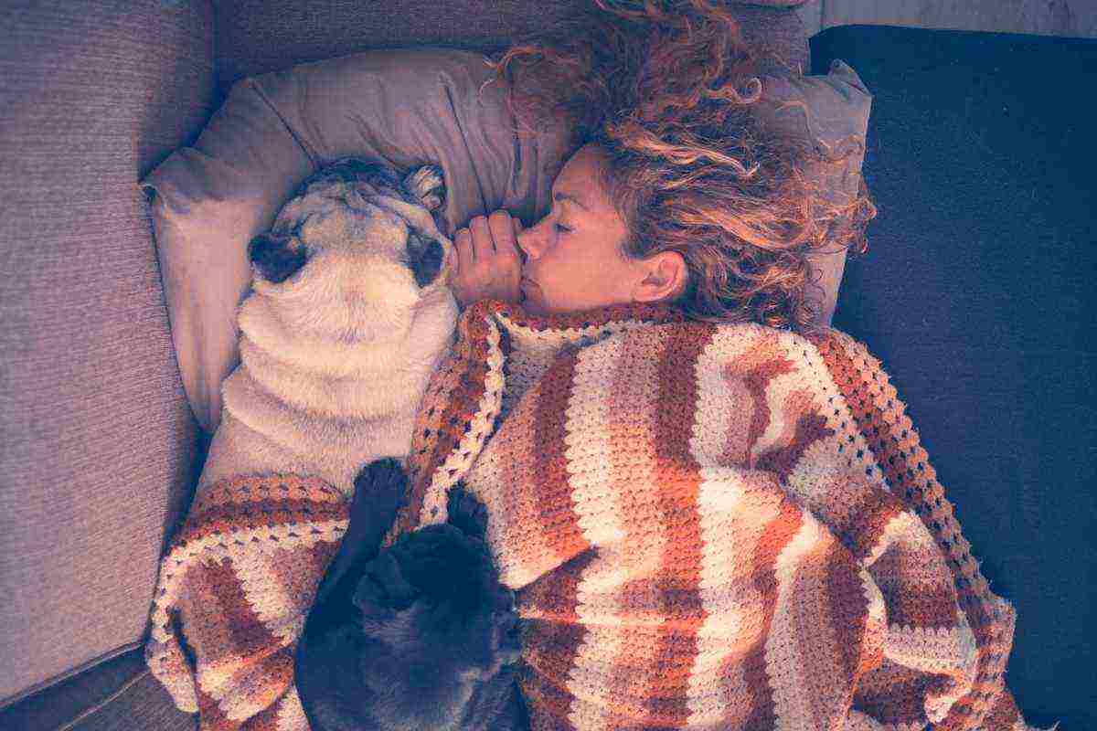 dormire col cane fa bene