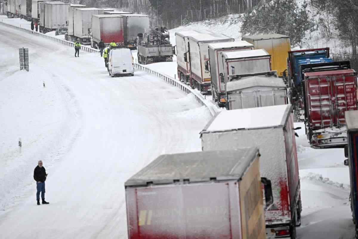 neve blocca i mezzi