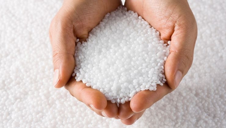 pallini di plastica sulla spiaggia