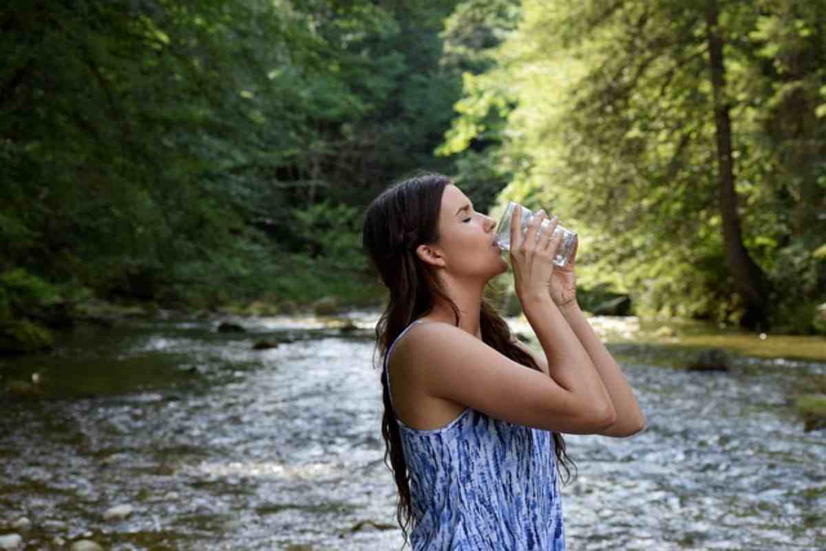 rischi bere troppa acqua