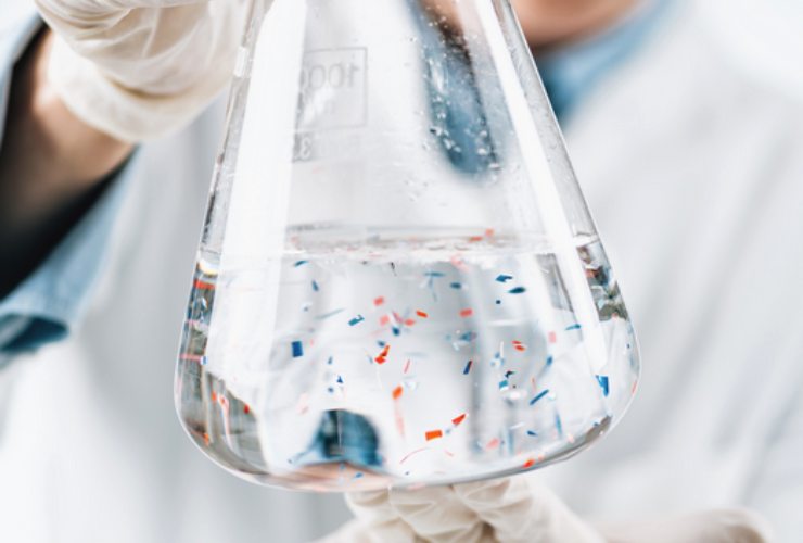 trucco scienziati per ridurre le microplastiche nell'acqua del rubinetto