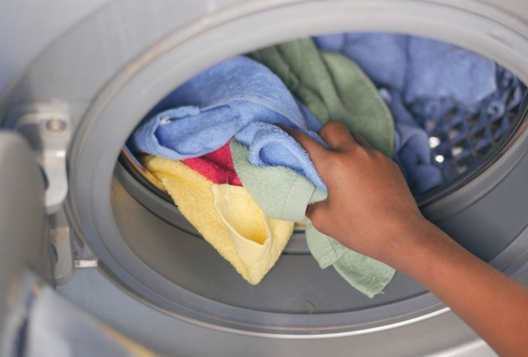 Come usare la lavatrice per risparmiare la metà
