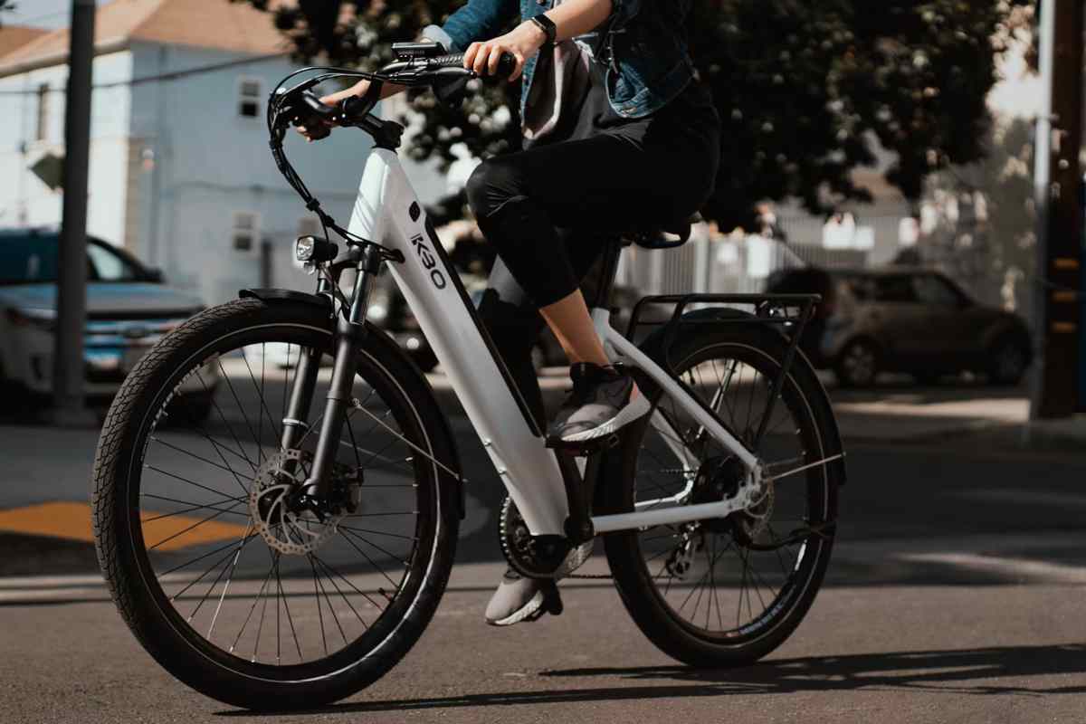 una bici elettrica messa su strada