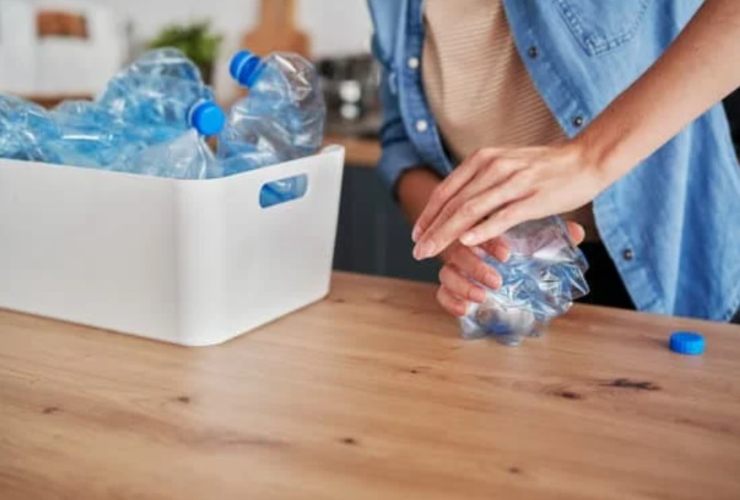 Come schiacciare correttamente le bottiglie di plastica
