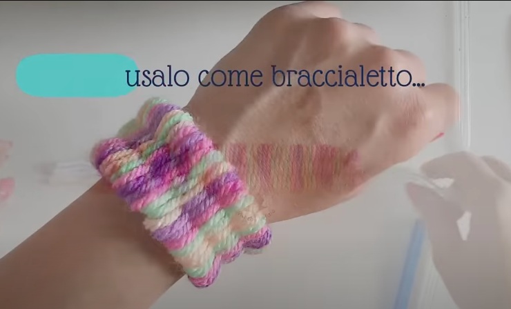 Come fare un bracciale riciclando penne e lana