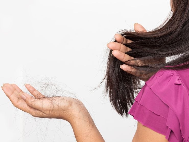 cibi che aumentano la caduta dei capelli