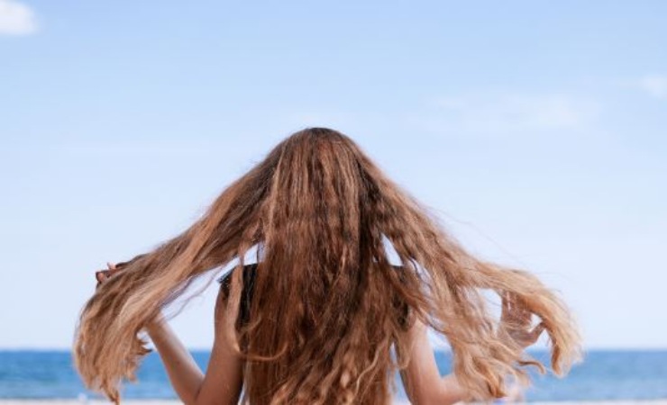 Metodo per schiarire i capelli con sole e limone