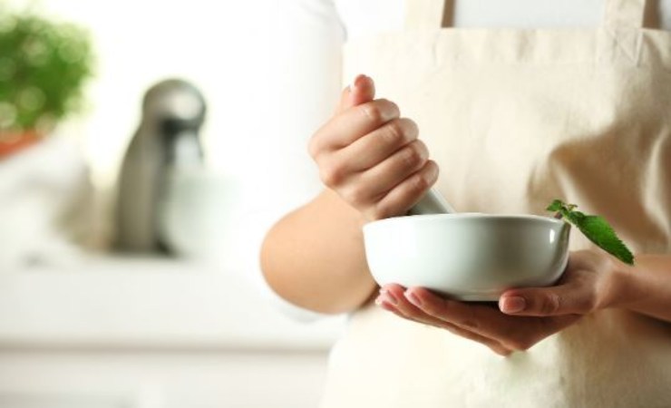 il mortaio per fare l'insalata di limoni