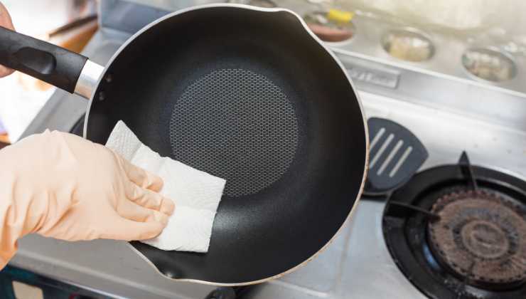 Fate così per disincrostare le pentole con prodotti naturali