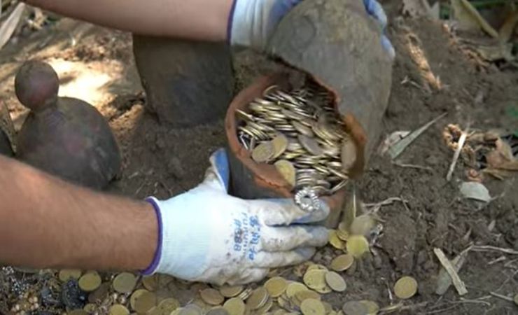 monete dentro gli antichi vasi