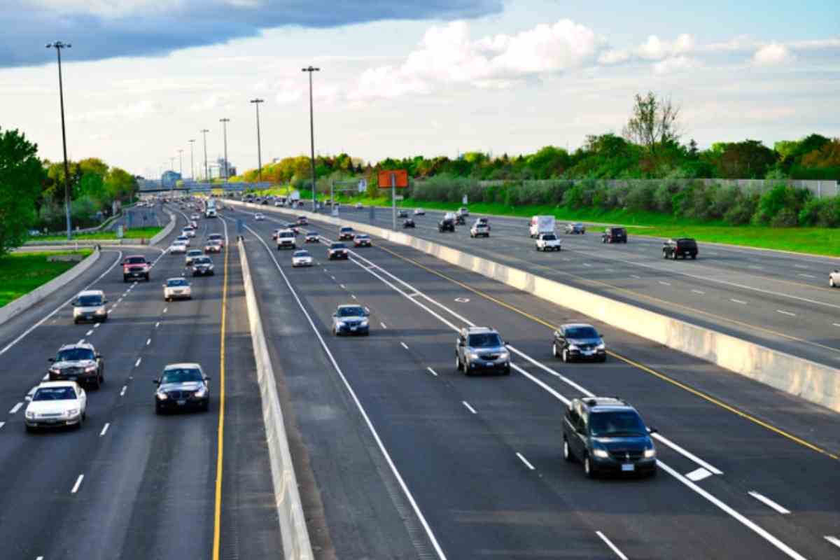 diminuzione auto in strada